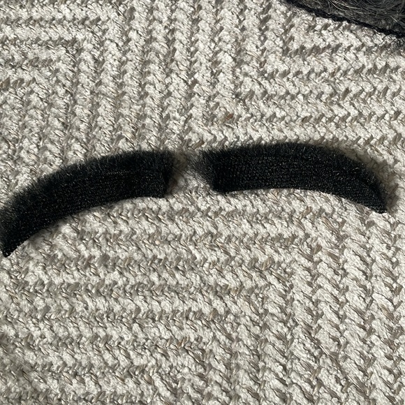 Johnny Rose wig and eyebrows - Schitts creek - Picture 3 of 4